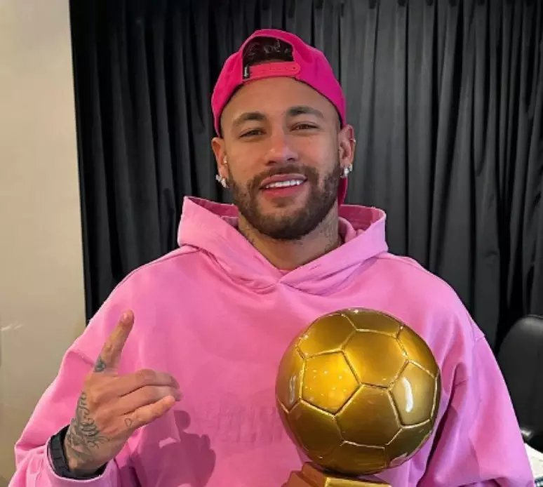 Neymar vence prêmio de melhor jogador brasileiro no exterior