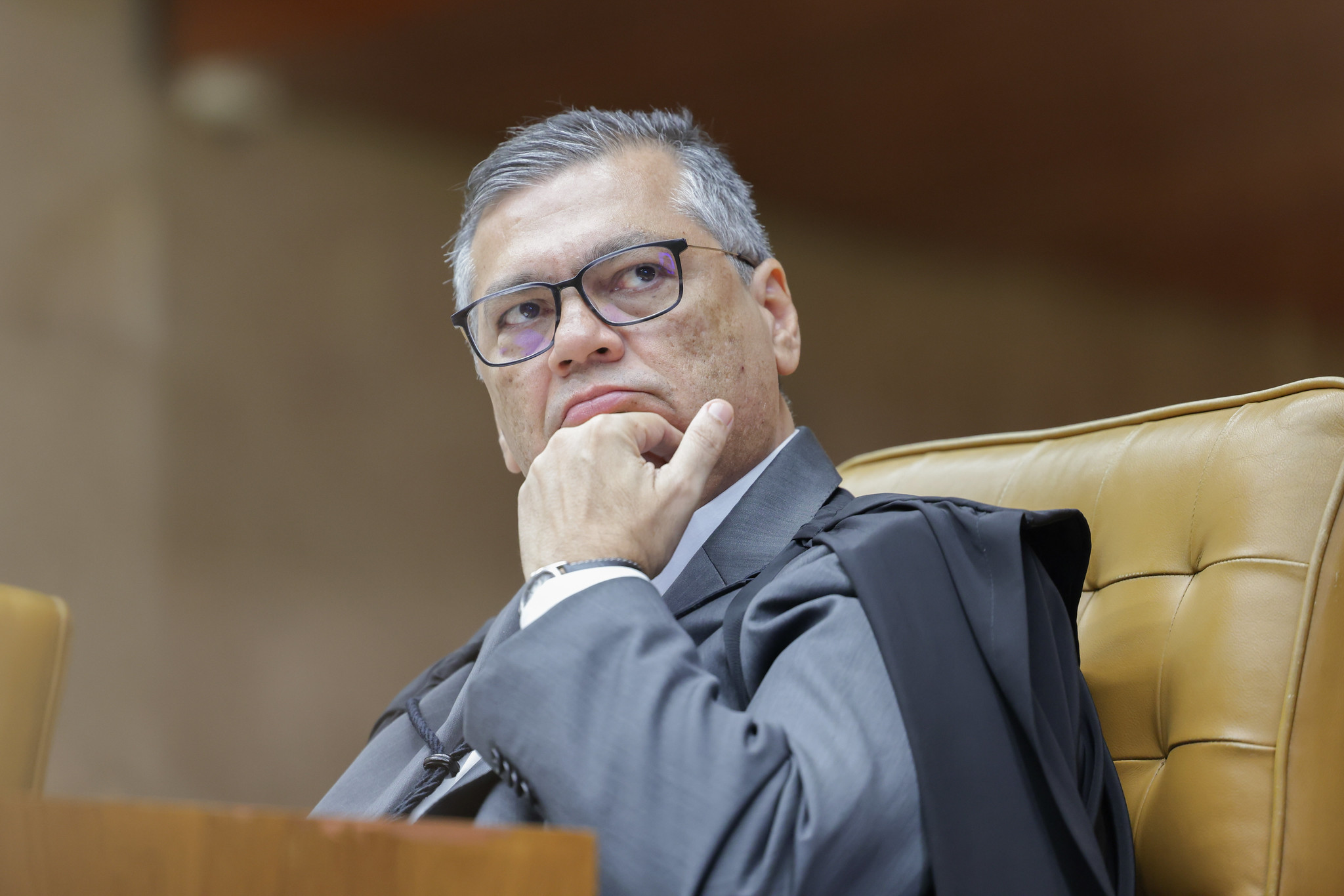 Dino segue Moraes e vota por condenação de cabeleireira que pichou estátua A Justiça