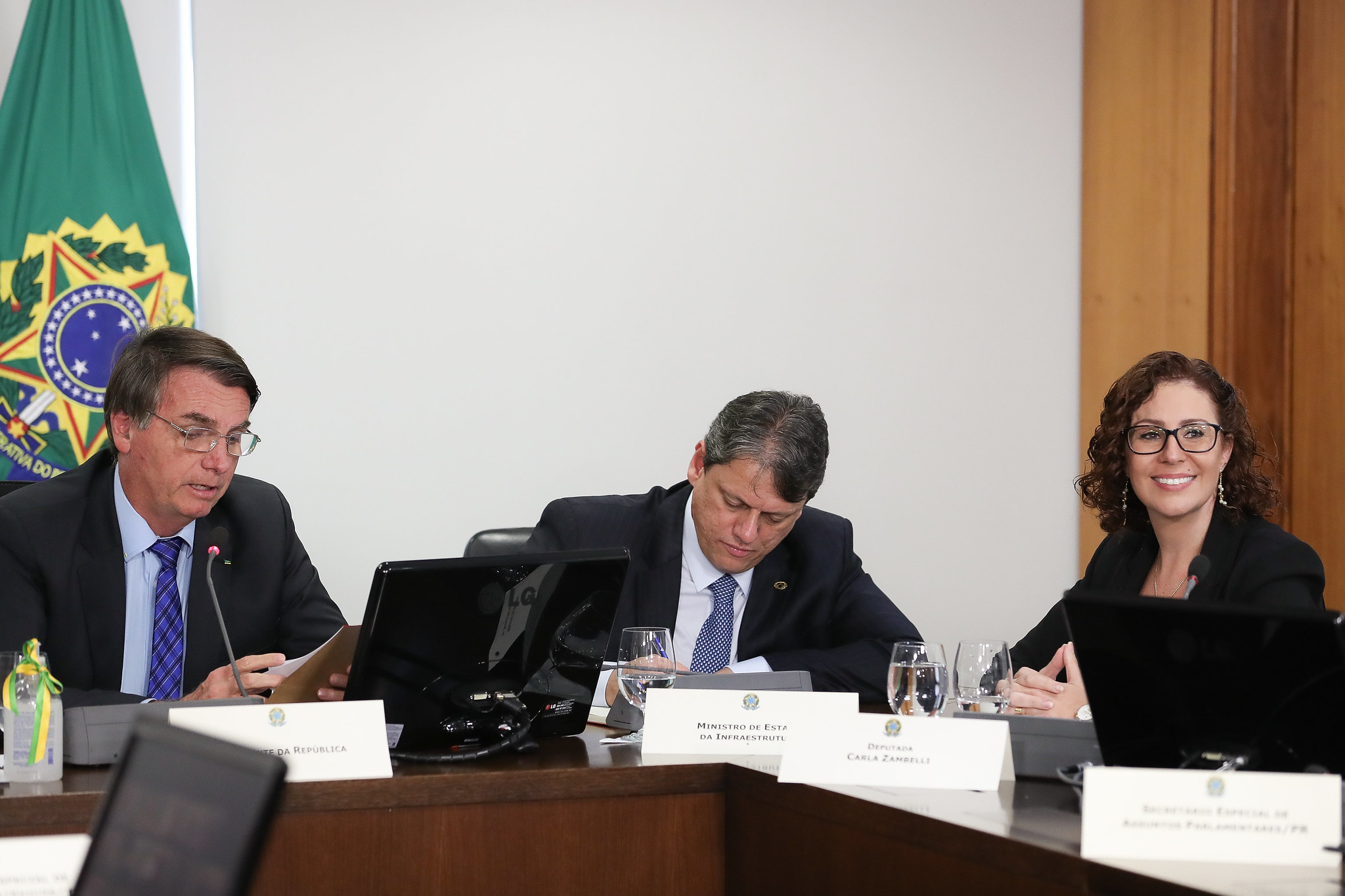 Bolsonaro culpa Carla Zambelli por derrota em 2022: “Tirou nosso mandato”