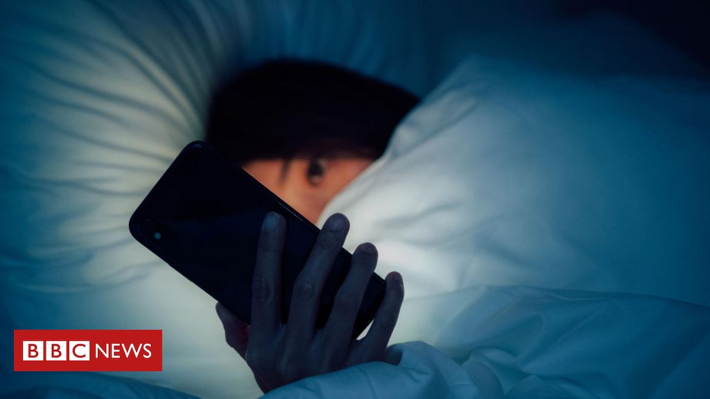 Usar celular antes de dormir está associado a sono de pior qualidade, diz estudo