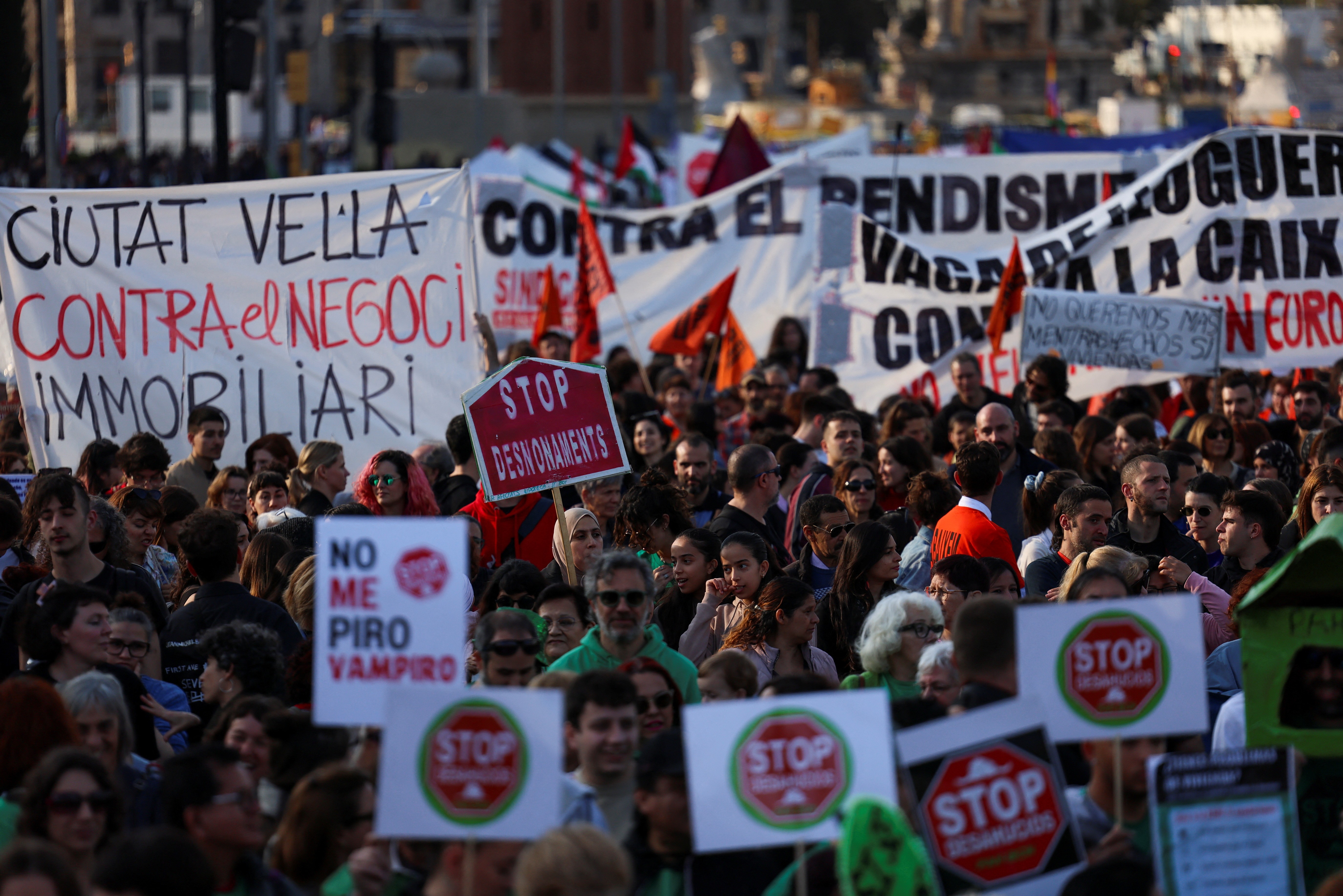 Espanhóis protestam contra aluguéis caros em Madrid e Barcelona; VÍDEO