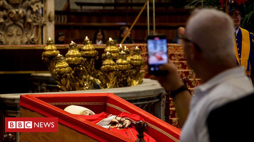 Repórter da BBC enfrenta fila para despedida do papa
