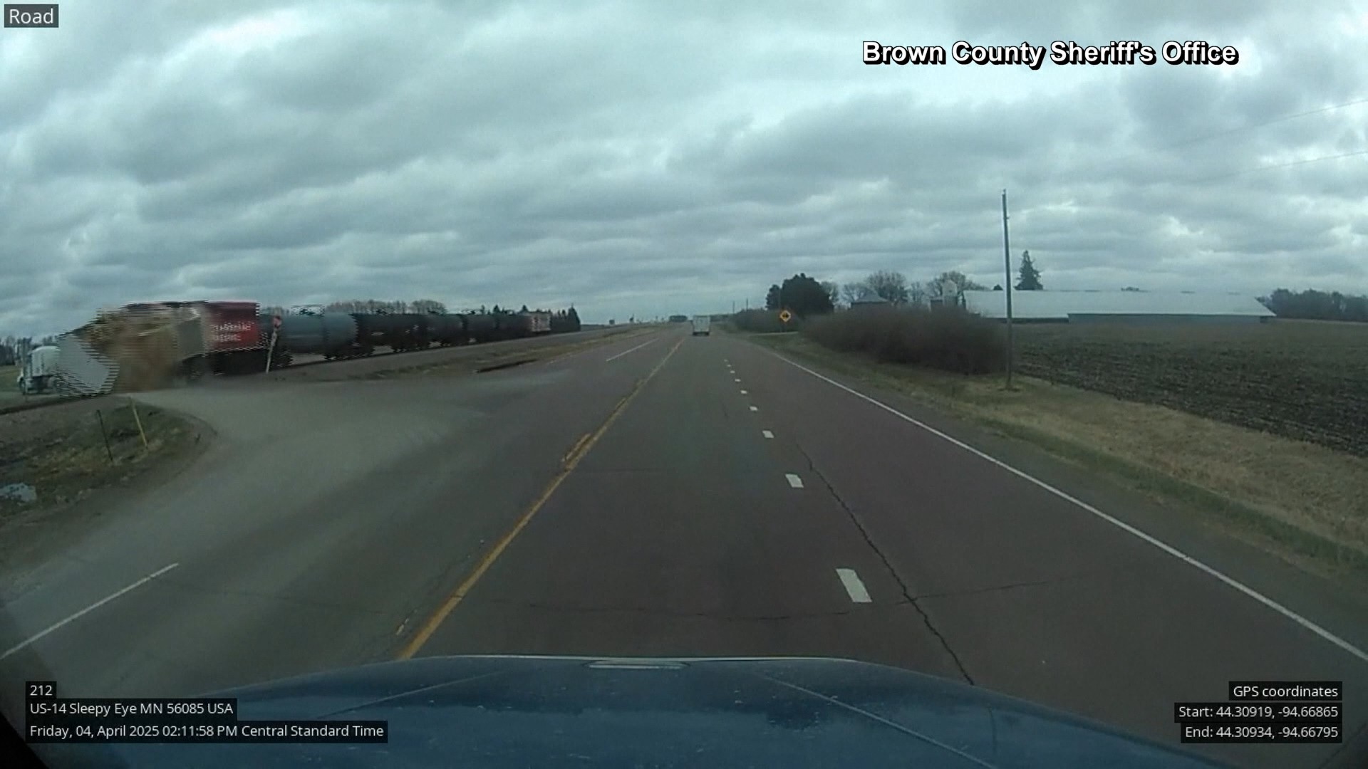 VÍDEO: caminhão é partido ao meio por trem de carga em acidente em Minnesota, nos EUA
