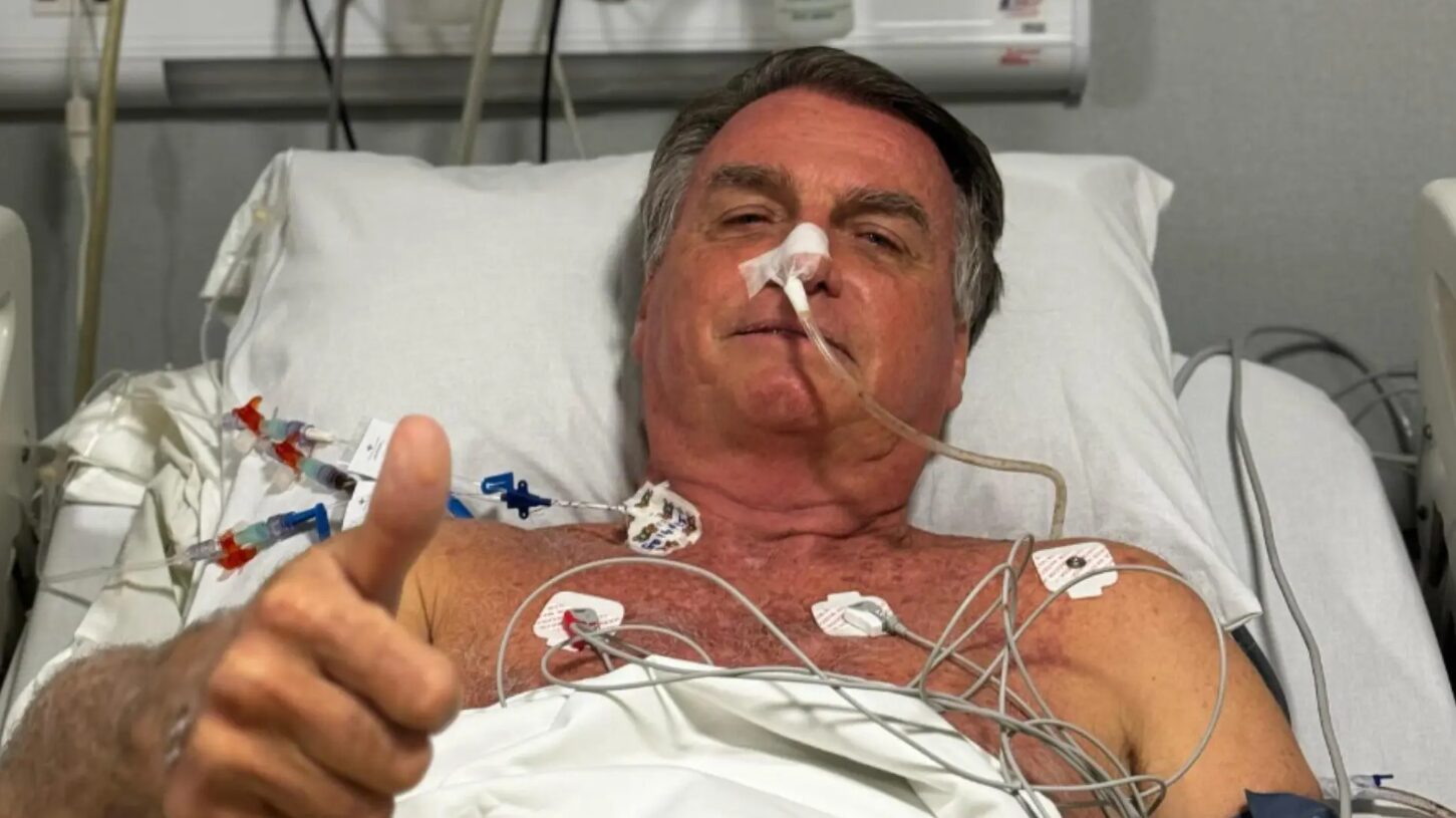 Bolsonaro sai da UTI, mas continua internado no hospital