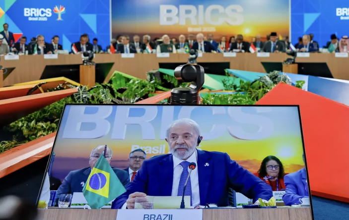 "Não aceitamos interferência ou tutela e ninguém está acima da lei”, diz Lula, em resposta a Trump