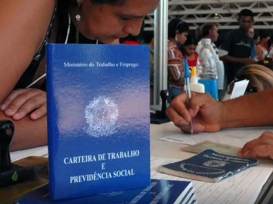 No Brasil, número de pessoas em busca de emprego cai 21% no segundo trimestre