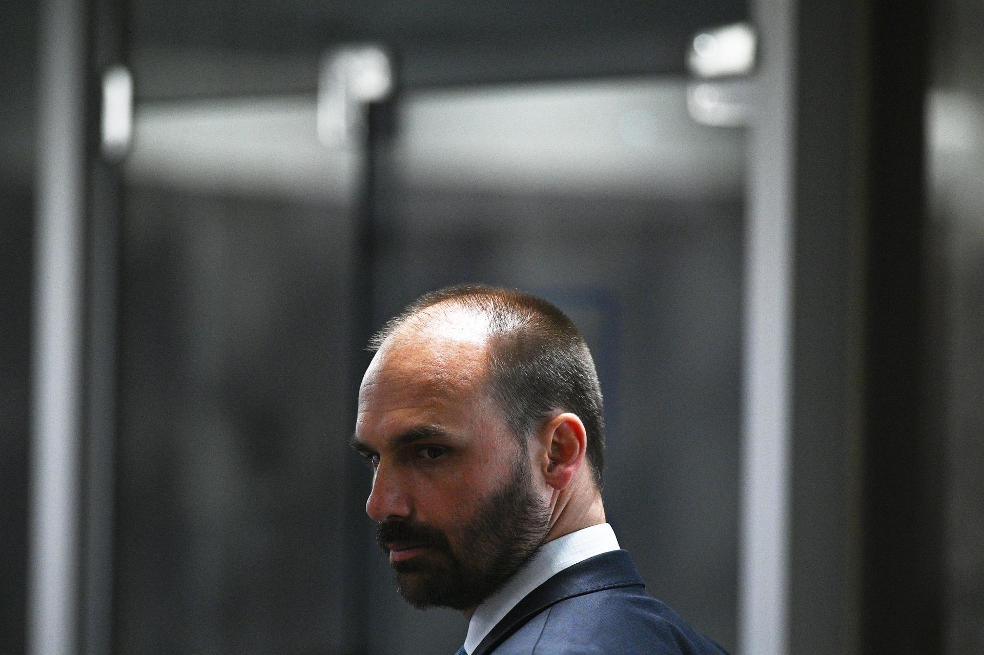 Eduardo Bolsonaro busca apoio para sanções europeias