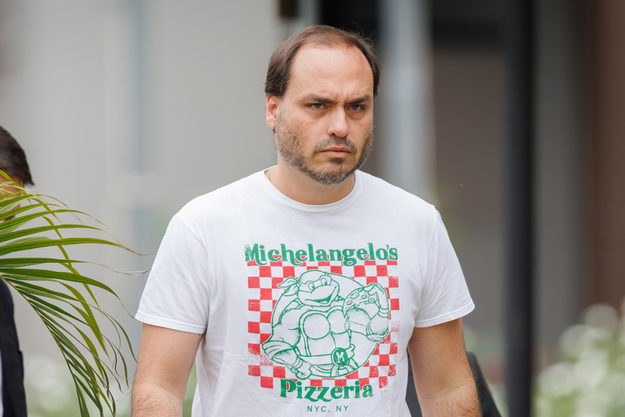 Carlos critica restrições durante internação de Bolsonaro